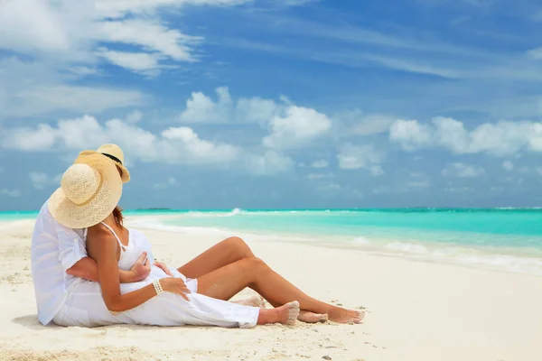 Zadowolony Honeymoon Wakacje Raju Para Się Zrelaksować Białej Piaszczystej Plaży — Zdjęcie stockowe