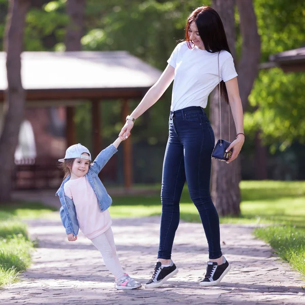 Glückliche Mutter Und Tochter Beim Spaziergang Park Schönheitsszene Der Natur — Stockfoto