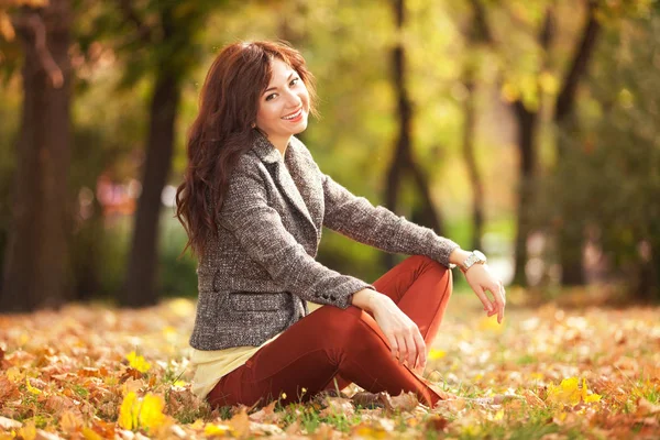 Young Pretty Woman Relaxing Autumn Park Beauty Nature Scene Colorful — Stock Photo, Image