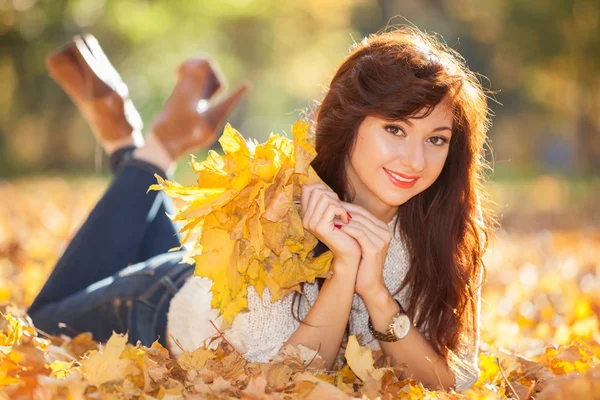 Mujer Bonita Joven Relajándose Parque Otoño Belleza Escena Naturaleza Con —  Fotos de Stock