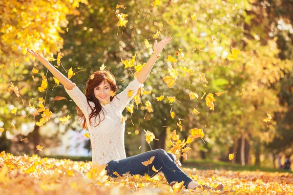 Young Pretty Woman Relaxing Autumn Park Beauty Nature Scene Colorful — Stock Photo, Image