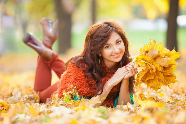 Jonge Mooie Vrouw Ontspannen Het Herfstpark Schoonheid Natuur Scène Met — Stockfoto