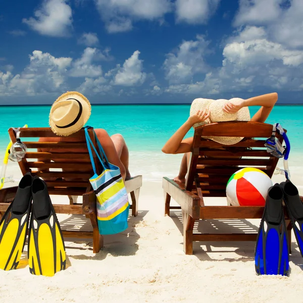 Happy Family Vacation Paradise Couple Relax White Sand Beach Happy — Stock Photo, Image