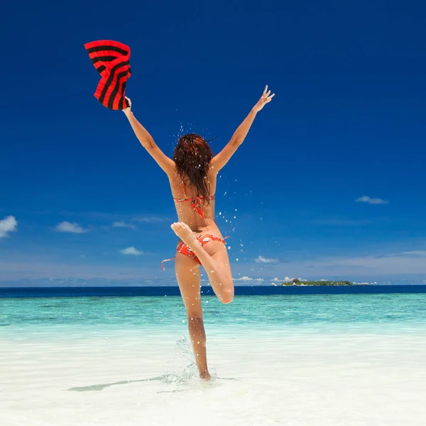 Glad Ung Kvinna Hoppar Stranden Lycklig Livsstil Vit Sand Blå — Stockfoto