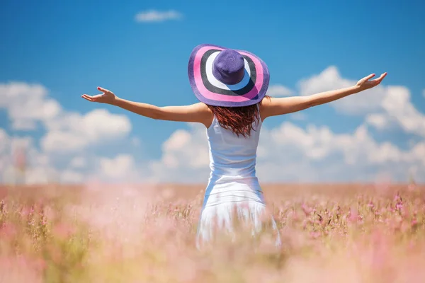 快乐的女人在田野里享受着鲜花的生活 大自然的美丽 蔚蓝的天空 五颜六色的田野 鲜花盛开 户外生活方式 自由概念 妇女在夏天领域 — 图库照片