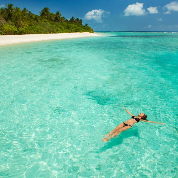 Mujer Nadar Relajarse Mar Feliz Estilo Vida Insular Arena Blanca — Foto de Stock