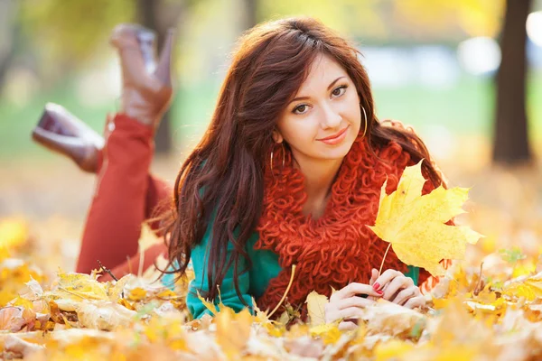 Młoda Piękna Kobieta Relaksuje Się Jesiennym Parku Piękna Scena Natury — Zdjęcie stockowe