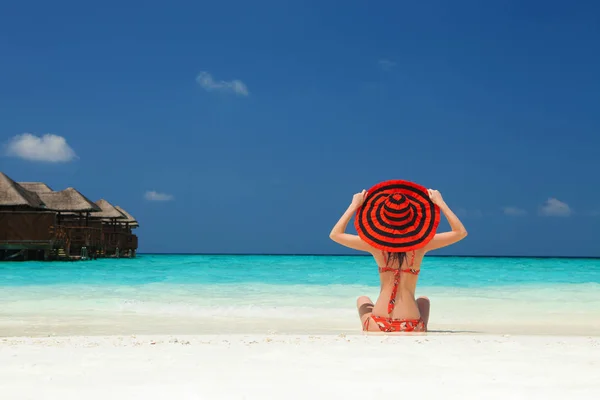 Young Fashion Woman Relax Beach Happy Lifestyle White Sand Blue — Stock Photo, Image