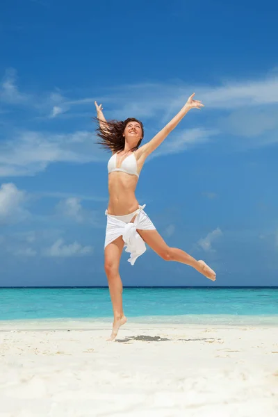 Jovem Feliz Pulando Praia Areia Branca Céu Azul Mar Cristal — Fotografia de Stock