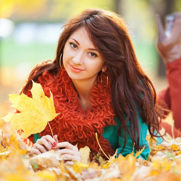 年轻漂亮的女人在秋天的公园里放松 美丽的自然景观 叶色斑斓 秋天黄树叶色斑斓 秋天户外生活方式 — 图库照片