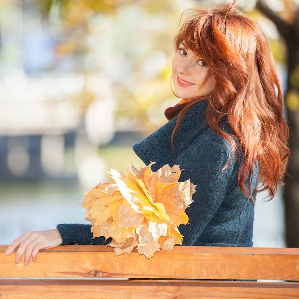 秋の公園でリラックスした赤い髪の若いきれいな女性 紅葉背景 黄色の木 秋のシーズンで葉の美しさ自然シーン 秋のアウトドア ライフ スタイル — ストック写真