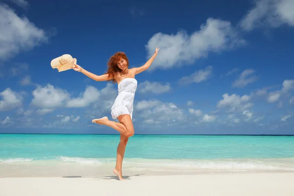 Modefrau Springt Strand Glücklicher Insellebensstil Weißer Sand Blauer Bewölkter Himmel — Stockfoto