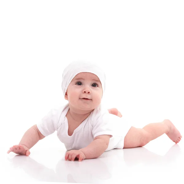 可爱的宝宝在白色背景上被隔离 快乐的童年近照幸福婴儿的肖像 穿着白色睡衣的小屁孩 — 图库照片