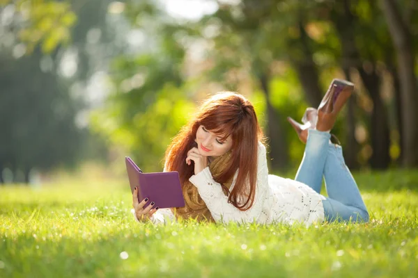 Genç Güzel Kadın Parkta Elektronik Kitap Okuyun Güzellik Doğa Sahne — Stok fotoğraf