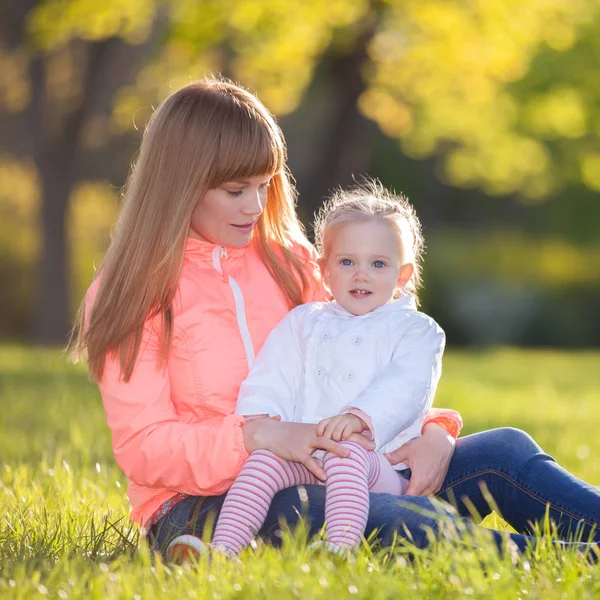 Mor Och Dotter Går Höstparken Skönhet Natur Scen Med Färgglada — Stockfoto