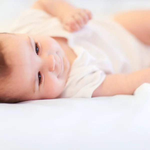 Şirin Bebek Portre Kadar Kapatın Eğlenceli Mutlu Bebek Yatak Odasında — Stok fotoğraf