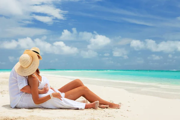 Zadowolony Honeymoon Wakacje Raju Para Się Zrelaksować Białej Piaszczystej Plaży — Zdjęcie stockowe