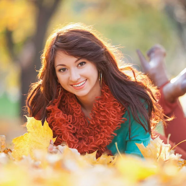 Genç Güzel Bir Kadın Sonbahar Parkında Dinleniyor Renkli Yeşillik Arka — Stok fotoğraf