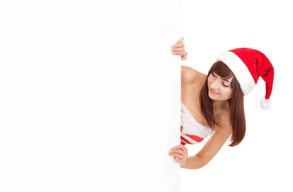 白で隔離ホワイト空白ボードとハッピー サンタ女性 紙ポスターを保持しているスタジオでサンタ帽子のモデルします クリスマス クリスマス 冬のコンセプトです 空白のホワイト ボードを見てサンタ女の子 — ストック写真