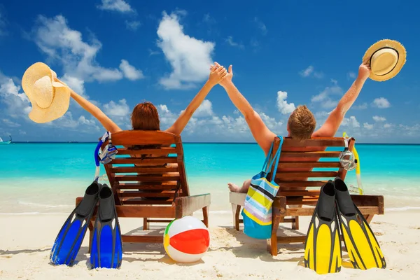 Gelukkige Familie Vakantie Paradise Paar Ontspannen Het Witte Zand Van — Stockfoto