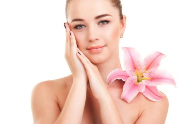 Çiçek ile sevimli bir kadın. Güzel kadın cilt bakımı. Kozmetik, spa tedavisi ve makyaj güzellik salonu. Portre portre kadın yüzü güzel lily çiçek