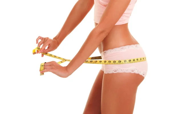妇女身体与测量磁带 关闭运动和美丽的女性身体 用卷尺测量腰部和臀部的晒黑妇女 健康的生活方式 减肥的概念 — 图库照片