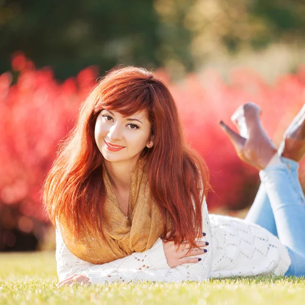 Joven Mujer Bonita Relajándose Parque Camina Por Parque Belleza Escena —  Fotos de Stock