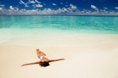 Yaz sahilde şirin kadınla rahatlatıcı. Mutlu bir yaşam tarzı. Beyaz kum, mavi gökyüzü ve kristal denizin tropikal Beach. Tatil cenneti. Okyanus plaj sakin ol, adalara seyahat