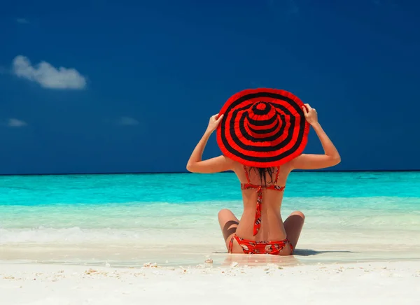 Junge Modefrau Entspannen Strand Glücklicher Lebensstil Weißer Sand Blauer Himmel — Stockfoto
