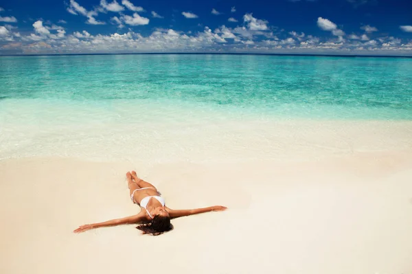 Leuke Vrouw Ontspannen Het Strand Van Zomer Gelukkig Levensstijl Witte — Stockfoto