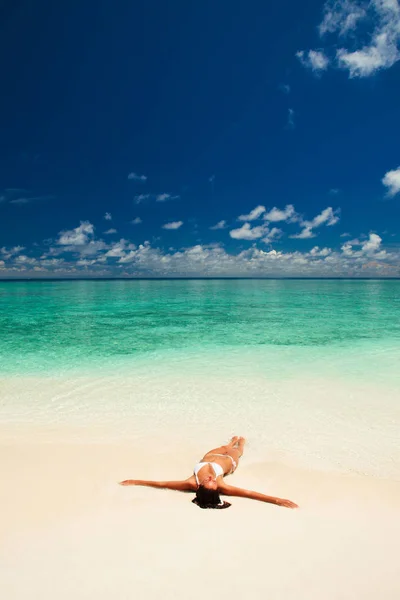 可爱的女人在夏天的海滩上放松 快乐的生活方式 白色的沙滩 蔚蓝的天空和热带海滩的水晶般的海水 在天堂度假 海洋海滩放松 前往岛屿 — 图库照片