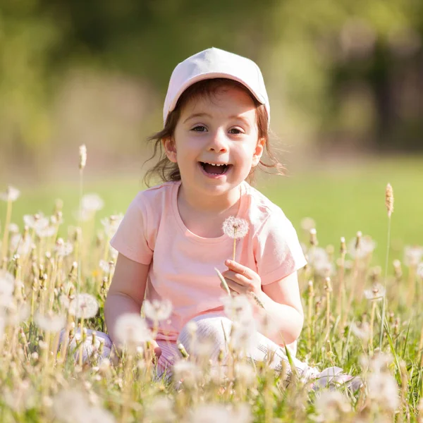 Linda niña jugando en el parque. Belleza naturaleza escena con colo —  Fotos de Stock