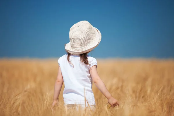 Chica feliz caminando en trigo dorado, disfrutando de la vida en el fie —  Fotos de Stock