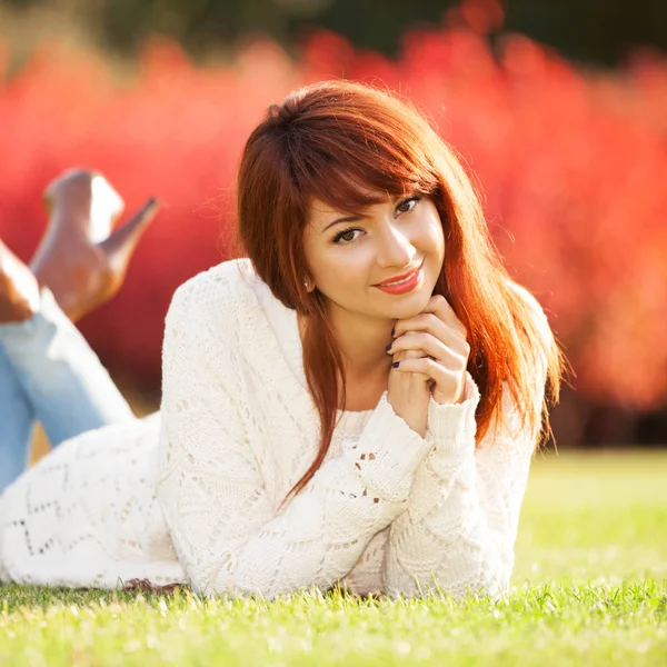 Glückliche Frau, die das Leben im Frühlingspark genießt. Schönheit der Natur, — Stockfoto