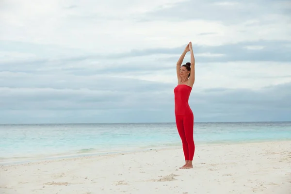 Yoga al aire libre. Mujer feliz haciendo ejercicios de yoga, meditar en el —  Fotos de Stock