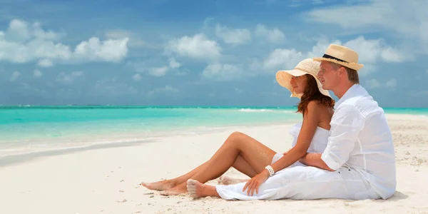 Happy honeymoon vacation at summer. Couple relax on the white sa — Stock Photo, Image