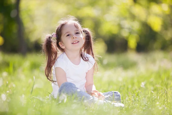 Linda niña jugando en el parque. Belleza naturaleza escena con colo —  Fotos de Stock