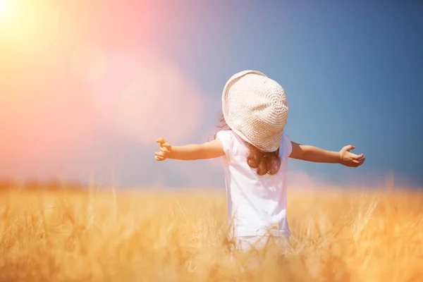 Happy girl walking in golden wheat, enjoying the life in the fie — Stock Photo, Image