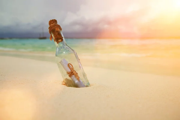 Una carta en una botella en la playa. Estilo de vida insular. Arena blanca , —  Fotos de Stock