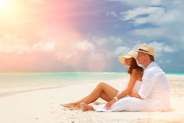 Happy honeymoon vacation at summer. Couple relax on the white sand of beach. Happy sea lifestyle. Young family, man and woman rest on the beach of ocean. Couple in love travel to island. Love travel — Stock Photo, Image