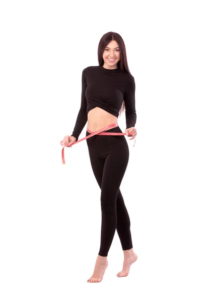 Mulher bonita em terno preto isolado no fundo branco Close up de corpo feminino esportivo e bonito. Mulher com fita métrica. Estilo de vida saudável, dieta, fitness, conceito de perda de peso — Fotografia de Stock