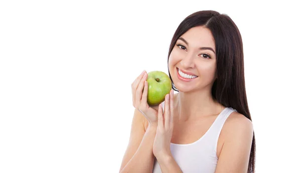 Mulher bonito com belo sorriso branco de neve segurando maçã verde. Estilo de vida saudável e nutrição, dieta, perda de peso, cosmetologia, cuidados dentários e dentes saudáveis consept. Close up retrato de bela mulher isolada no fundo branco — Fotografia de Stock