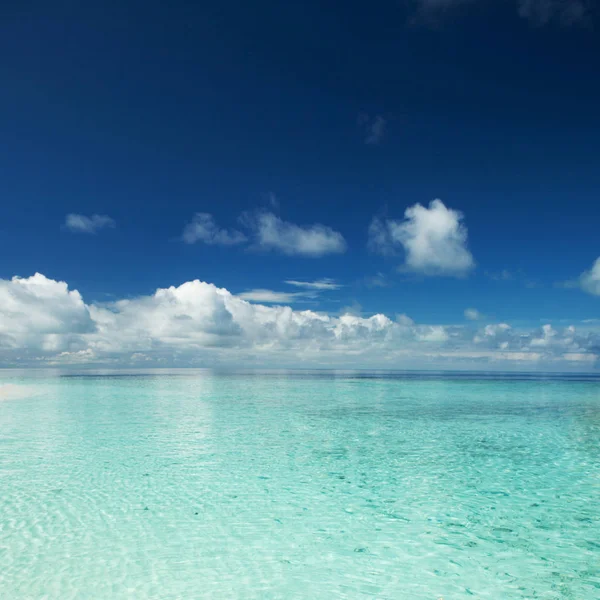 Estilo de vida feliz ilha. Mar azul de cristal de praia tropical. Férias no Paraíso. Ocean Beach relaxar, viajar para as ilhas Maldivas — Fotografia de Stock