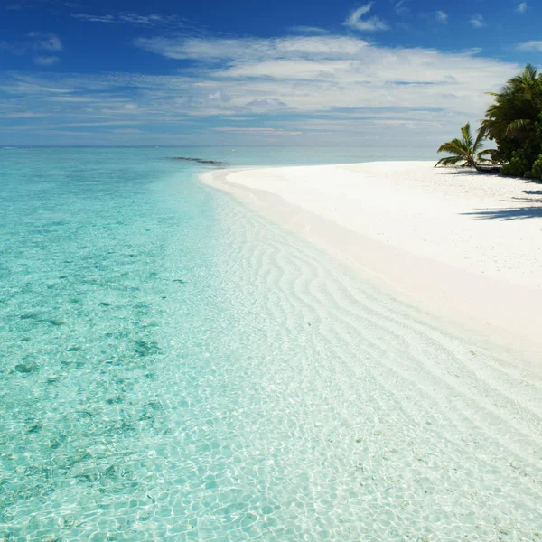 Tropischer Strand. Weißer Sand, blauer Himmel und kristallklares Meer von tropischen Stränden. Strand am Meer entspannen, zu den Inseln reisen — Stockfoto