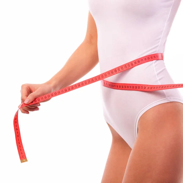 妇女身体与测量磁带。关闭运动和美丽的女性身体。用卷尺测量腰部和臀部的晒黑妇女。健康的生活方式, 节食, 健身, 减肥的概念 — 图库照片