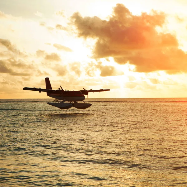 Nascer do sol de verão com hidroavião. Desembarque de hidroavião na costa. Paisagem calma no mar da manhã . — Fotografia de Stock