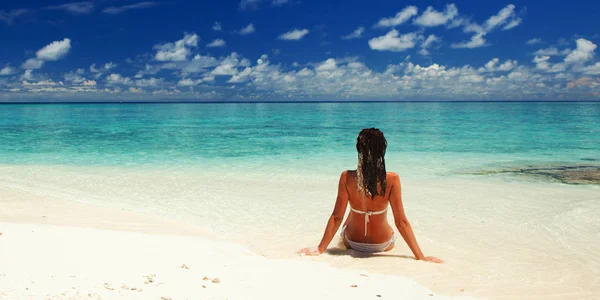Νεαρή γυναίκα της μόδας χαλαρώστε στην παραλία. Ευτυχισμένος τρόπος ζωής. Λευκή άμμος, μπλε ουρανός και κρυστάλλινη θάλασσα της τροπικής παραλίας. Διακοπές στον Παράδεισο. Θαλάσσια παραλία χαλαρώστε, ταξιδέψτε στα νησιά — Φωτογραφία Αρχείου