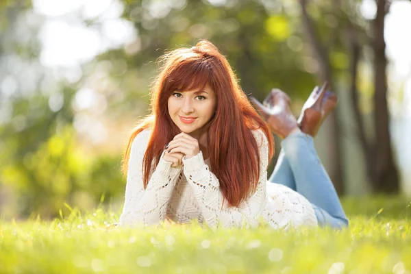 Young woman walking in the park. Beauty nature scene with colorful background at autumn season. Outdoor lifestyle. Happy smiling woman relax at fall season — Stock Photo, Image