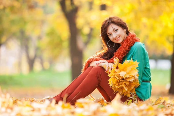 Jonge mooie vrouw ontspannen in het herfstpark. Schoonheid natuur scène met kleurrijke gebladerte achtergrond, gele bomen en bladeren in het najaar. Herfst outdoor levensstijl — Stockfoto