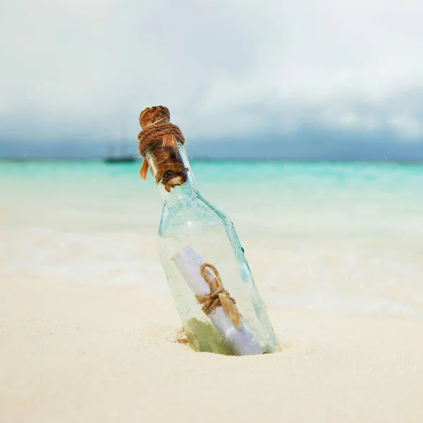 Flaschenpost am Strand. Insel-Lebensstil. weißer Sand, kristallblaues Meer mit tropischem Strand. Meer Strand entspannen, Reisen zu Inseln — Stockfoto